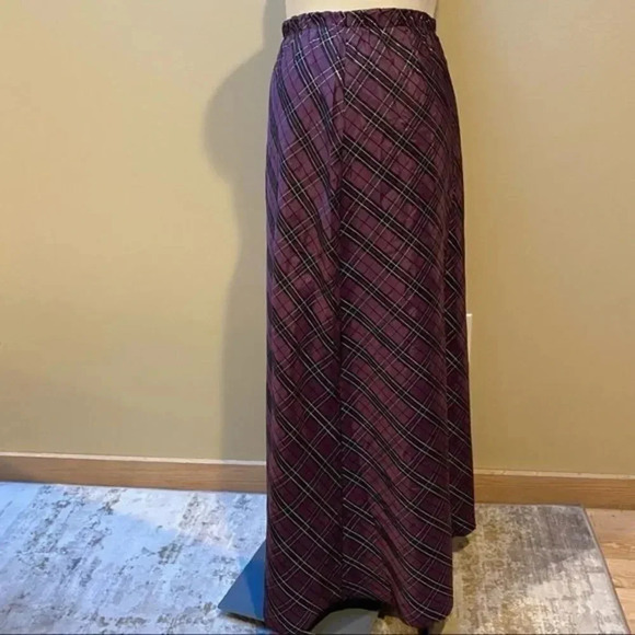 Anthony Richards  with metallic maxi skirt - Picture 4 of 8